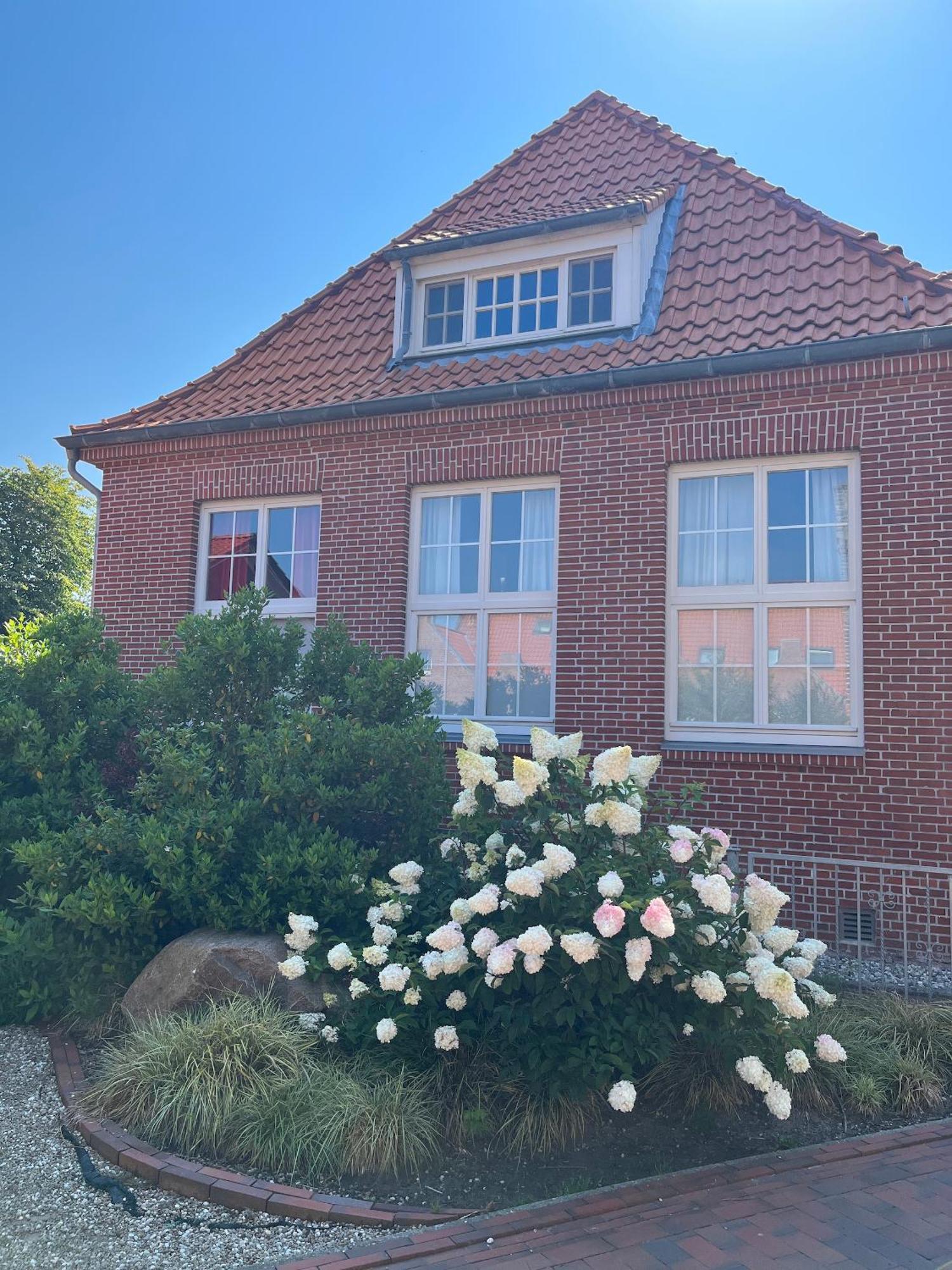 "Unnen" In Der Alten Schule Greetsiel Krummhoern Exterior photo